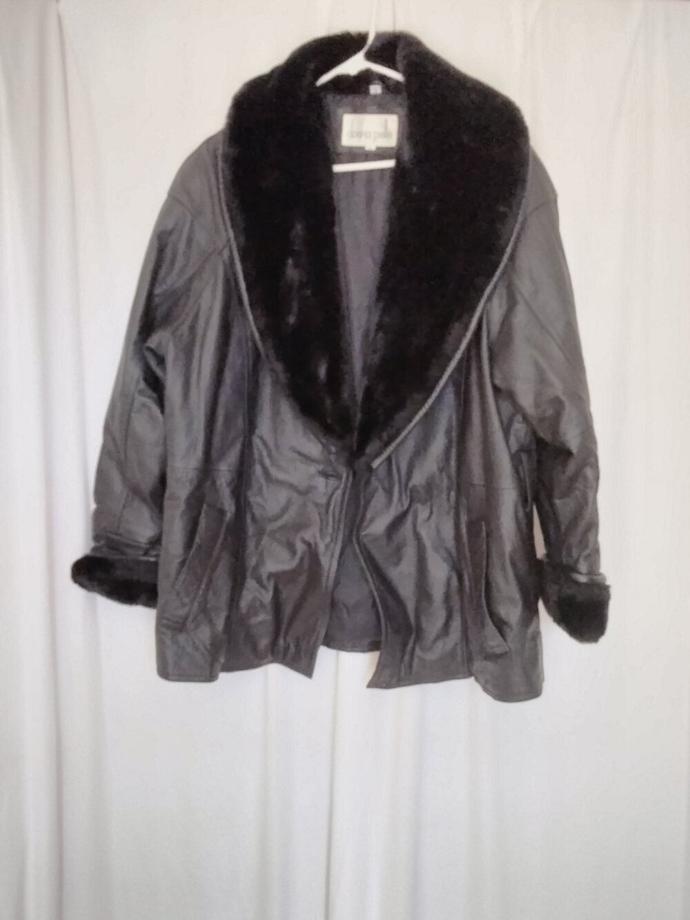 Vintage Donna Pelle leather jacket w plush black faux fur collar n trimmed cuff